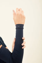 Afbeelding in galerij laden, Model Front: Uv Line Gants Sun-Protection Sleeve Navy Upf50+
