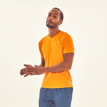 Charger l'image dans la galerie, Model Front: Uv Line T-Shirt Pour Homme T-Shirt Sport Fit Orange Upf50+
