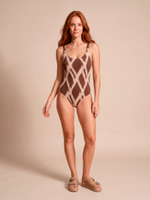 Afbeelding in galerij laden, Model Front: Uv Line Une Pièce Swimsuit Ibiza Diamond Upf50+

