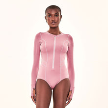 Afbeelding in galerij laden, Model Front: Uv Line Une Pièce Macae Malva Upf50+
