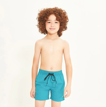 Afbeelding in galerij laden, Model Front: Uv Line Maillot De Bain Garçon Short Aqua Lucca Petroleo Upf50+
