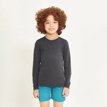 Afbeelding in galerij laden, Model Front: Uv Line T-Shirt Longsleeve Uvpro Kids Preto Upf50+
