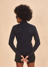 Afbeelding in galerij laden, Model Back: Uv Line T-Shirt Jacket Fem New Fit Black Upf50+
