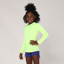 Afbeelding in galerij laden, Model Front: Uv Line T-Shirt Camiseta Uvlight Amarelo Fluor Spf50+
