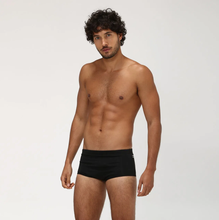 Charger l'image dans la galerie, Model Front: Uv Line Sunga / Boxer Swim Trunks Masc Black Upf50+
