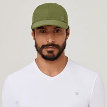 Afbeelding in galerij laden, Model Front: Uv Line Casquette Cap Uv Pro Masc Green Militar Upf50+
