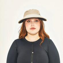 Charger l'image dans la galerie, Model Front: Uv Line Casquette Visor Capri Colors Nac Fem Sand Black Upf50+
