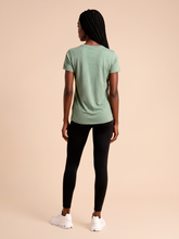 Afbeelding in galerij laden, Model Back: Uv Line T-Shirt T-Shirt Fem New Fit Mix Green Upf50+
