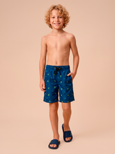 Charger l'image dans la galerie, Model Front: Uv Line Maillot De Bain Garçon Shorts Acqua Kids Pirates Fun Upf50+
