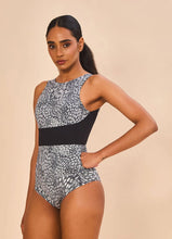 Afbeelding in galerij laden, Model Front: Uv Line Une Pièce Swimsuit Verena Asas Upf50+
