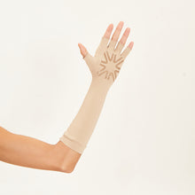 Afbeelding in galerij laden, Model Back: Uv Line Gants Long Glove Chocolate Upf50+
