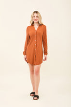Afbeelding in galerij laden, Model Front: Uv Line Chemise Shirtdress Copenhagen Caramelo Upf50+
