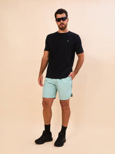 Afbeelding in galerij laden, Model Front: Uv Line Bermuda / Short Pour Homme Shorts Acqua Boxer Indigo Upf50+
