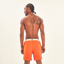 Afbeelding in galerij laden, Model Back: Uv Line Bermuda / Short Pour Homme Shorts Boxer Orange Upf50+
