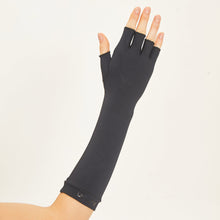 Afbeelding in galerij laden, Model Back: Uv Line Gants Long Gloves Uni Black Upf50+
