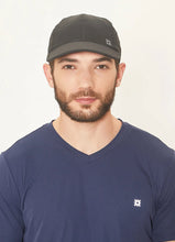Afbeelding in galerij laden, Model Front: Uv Line Casquette Cap Uv Pro Masc Black Upf50+

