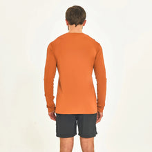 Afbeelding in galerij laden, Model Back: Uv Line T-Shirt Pour Homme Longsleeve Sport Fit Caramelo
