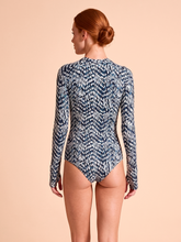 Afbeelding in galerij laden, Model Back: Uv Line Une Pièce Swimsuit Macae Tie Dye Blue Upf50+
