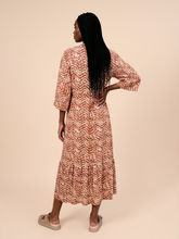 Afbeelding in galerij laden, Model Back: Uv Line Chemise Long Shirtdress Tie Dye Pitanga Upf50+
