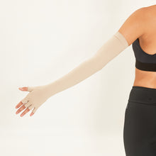 Afbeelding in galerij laden, Model Back: Uv Line Gants Extra Long Glove Chocolate Upf50+
