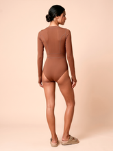 Charger l'image dans la galerie, Model Back: Uv Line Une Pièce Long Sleeve Swimsuit Macae Brown Upf50+
