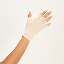 Afbeelding in galerij laden, Model Back: Uv Line Gants Meduim Gloves Long Fingerss Uni Beige Upf50+
