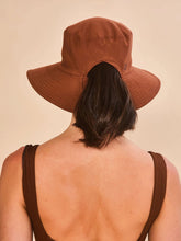 Afbeelding in galerij laden, Model Back: Uv Line Bob Hat California Fem Cognac Upf50+
