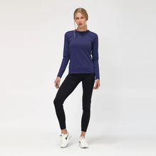 Afbeelding in galerij laden, Model Front: Uv Line T-Shirt Longsleeve Uvpro Fem Navy Blue Upf50+
