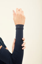 Afbeelding in galerij laden, Model Front: Uv Line Gants Sun-Protection Sleeve Navy Upf50+
