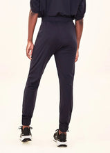 Afbeelding in galerij laden, Model Back: Uv Line Pantalon De Plage Pants Fem Basic Black Upf50+
