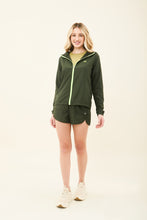 Afbeelding in galerij laden, Model Front: Uv Line Fitness Robes Bag-Foldable Windbreaker Jacket Verde Militar
