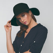 Charger l'image dans la galerie, Model Front: Uv Line Chapeau Souple/Capeline Hat Santorini Imp Fem Black Upf50+
