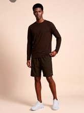Charger l'image dans la galerie, Model Front: Uv Line T-Shirt Longsleeve New Fit Textura Masc Brown Upf50+
