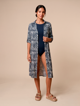 Afbeelding in galerij laden, Model Front: Uv Line Chemise Midi Chemise Tie Dye Blue Upf50+
