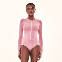 Charger l'image dans la galerie, Model Front: Uv Line Une Pièce Swimsuit Macae Malva Upf50+
