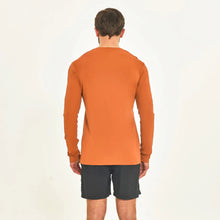 Afbeelding in galerij laden, Model Back: Uv Line T-Shirt Pour Homme Longsleeve Sport Fit Caramelo
