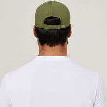 Afbeelding in galerij laden, Model Back: Uv Line Casquette Cap Uv Pro Masc Green Militar Upf50+
