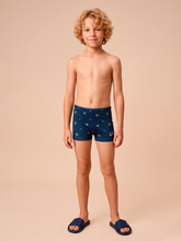 Afbeelding in galerij laden, Model Front: Uv Line Maillot De Bain Garçon Swim Trunks Kids Pirates Fun Upf50+
