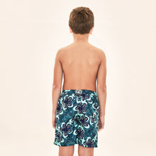 Charger l'image dans la galerie, Model Back: Uv Line Maillot De Bain Garçon Shorts Aqua Hibiscus Kids Upf50+
