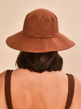 Afbeelding in galerij laden, Model Back: Uv Line Chapeau Souple/Capeline Lyon Conhaque Upf50+
