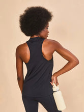 Afbeelding in galerij laden, Model Back: Uv Line Fitness Haut Regata Sport Color Fem Preto Upf50+
