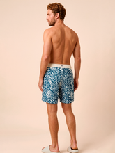 Afbeelding in galerij laden, Model Back: Uv Line Bermuda / Short Pour Homme Shorts Acqua Boxer Tie Dye Blue Upf50+
