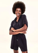 Charger l'image dans la galerie, Model Front: Uv Line Fitness Bas Shorts Fem Basic Black Upf50+
