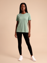 Afbeelding in galerij laden, Model Front: Uv Line T-Shirt T-Shirt Fem New Fit Mix Green Upf50+

