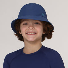 Afbeelding in galerij laden, Model Front: Uv Line Bob Basic Kids Marinho Upf50+
