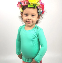 Charger l&#39;image dans la galerie, Model Front: Uv Line T-Shirt Camiseta Baby Nina Verde Claro Upf50+
