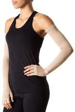 Afbeelding in galerij laden, Model Front: Uv Line Gants Extra Long Glove Chocolate Upf50+
