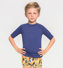 Afbeelding in galerij laden, Model Front: Uv Line T-Shirt Kids Fpu50+ Uvpro Short Sleeve T-Shirt Navy Blue Uv
