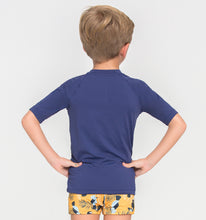 Afbeelding in galerij laden, Model Back: Uv Line T-Shirt Kids Fpu50+ Uvpro Short Sleeve T-Shirt Navy Blue Uv
