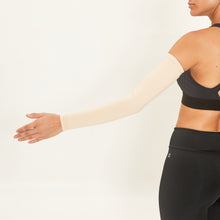 Charger l&#39;image dans la galerie, Model Back: Uv Line Gants Long Sleeve Beige Upf50+
